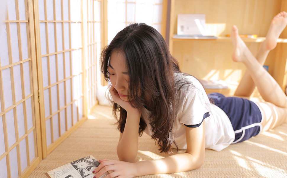 新疆一男子公开与女友私密视频引发争议，外貌出众女性被曝过激行为