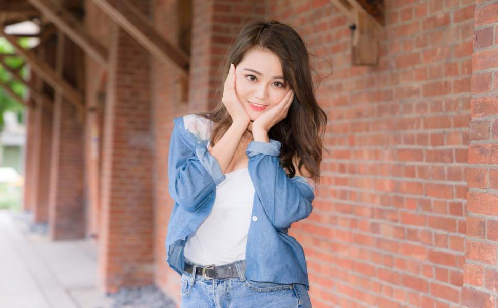 B站潇洒哥直播意外曝光：冷艳女神当众换裤，巨乳抹胸险撑爆，粉丝直呼鼻血狂喷