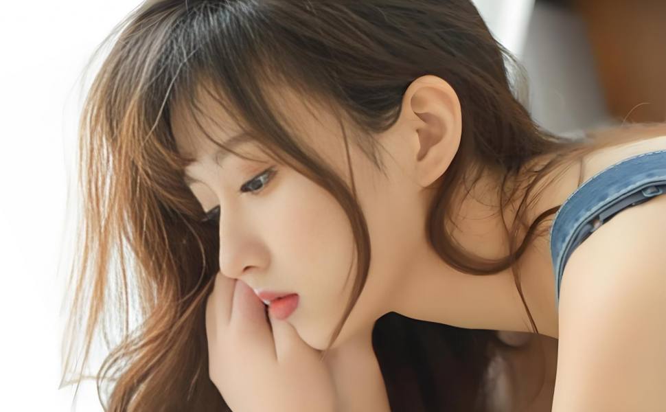 抖音甜妹秦嘉妮4.5万粉翻车？榜一大哥私拍流出引热议：清纯人设崩塌！