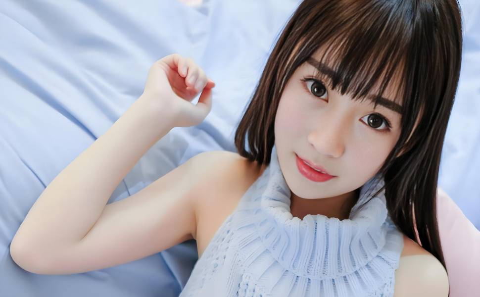 从早期视频到甜妹主播：快手网红富小春人设崩塌引发的社会与教育反思