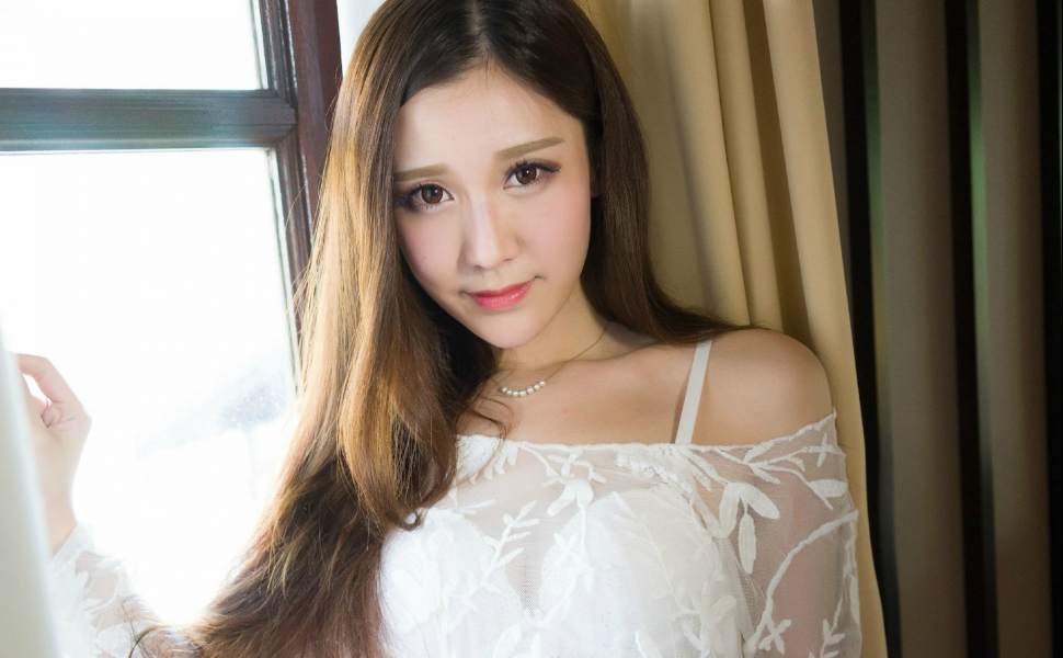 大一新生马佳婧清纯外表下竟如此狂野？穿cos短裙自慰流出白浆，反差感炸裂！