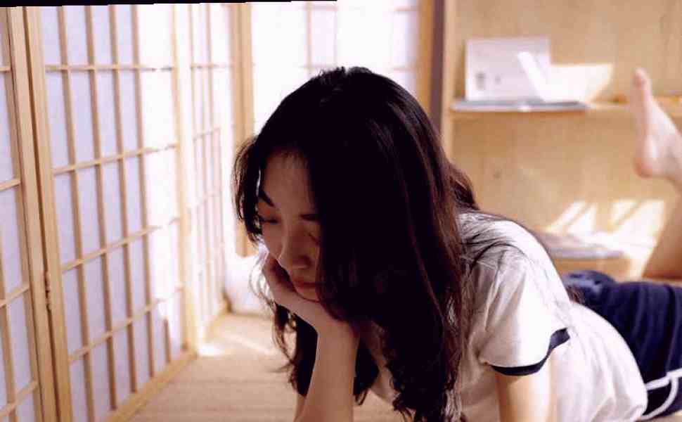 探花镜头下的学生妹：高颜值白皙肌肤配傲人身材，性感百褶裙黑丝上演疯狂缠绵