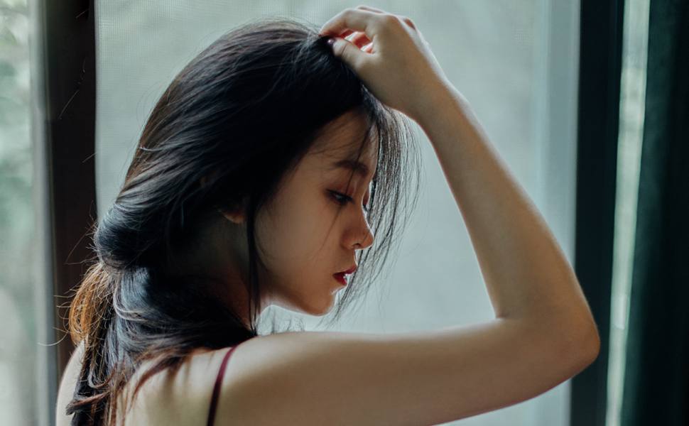 MINAMO又纯又欲演绎漫改激情戏！JK制服下竟当众湿身，网友直呼顶不住！